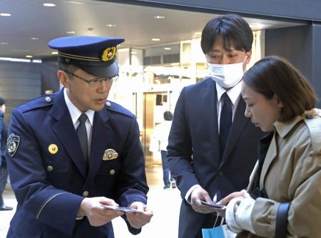 小田急線成城学園前駅で情報提供を呼びかける成城警察署の佐藤圭一郎署長（左）＝１３日午前、東京都世田谷区