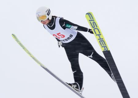 女子で優勝した一戸くる実＝ピヤシリシャンツェ