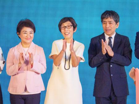 台湾・台中市に完成した大型文化施設の開館式典に出席した（右から）「ＳＡＮＡＡ」の西沢立衛氏、妹島和世氏。左は台中市の盧秀燕市長＝１３日（共同）