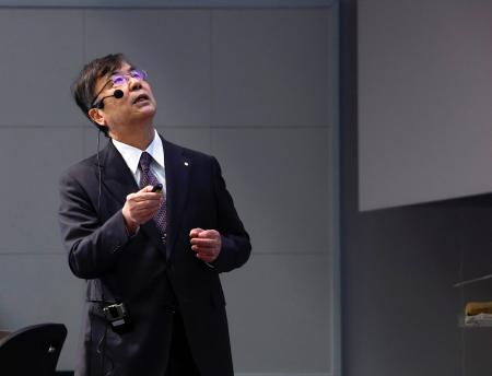 ストックホルム近郊のウプサラ大で講演する坂口志文さん＝１３日（共同）