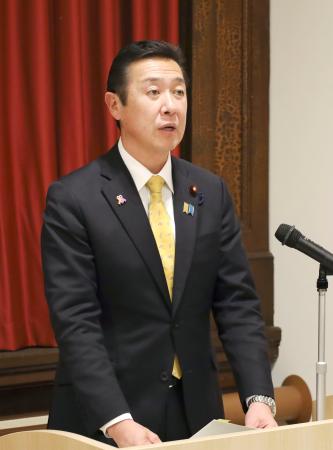 アイヌ民族の支援策を議論する会合を終え、取材に応じる黄川田アイヌ施策相＝１３日午後、札幌市