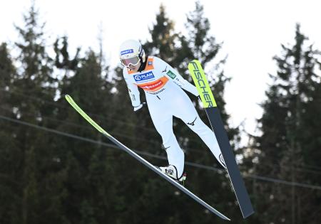 丸山希の１回目の飛躍＝クリンゲンタール（共同）