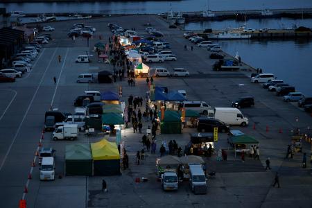 青森県八戸市の「館鼻岸壁朝市」。出店数が限られ、敷地には空きが目立った＝１４日午前６時４１分