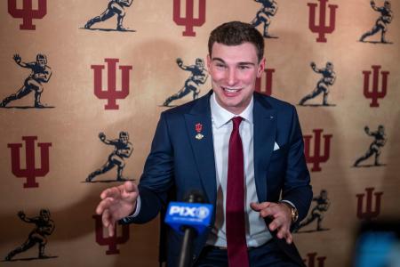 年間最優秀選手賞のハイズマン・トロフィーを受賞したインディアナ大３年のＱＢフェルナンド・メンドーサ＝１３日（ＡＰ＝共同）