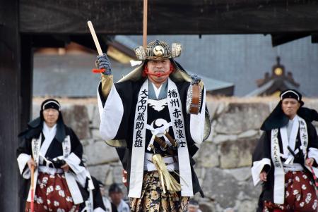 「赤穂義士祭」で大石内蔵助役を務めた俳優の内藤剛志さん（中央）＝１４日午後、兵庫県赤穂市