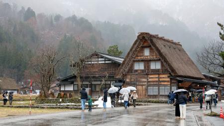 岐阜県白川村の白川郷＝１４日午後