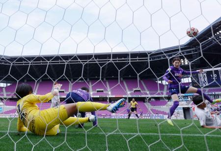 広島―Ｃ大阪ヤンマー　前半、チーム２点目のゴールを決める広島・中嶋（右上）。ＧＫ名和＝サンガＳ