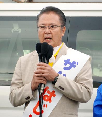 沖縄県南城市長選が告示され、第一声を上げる座波一氏＝１４日午前、南城市