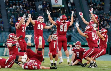 関学大を破って２連覇を果たし、喜ぶ立命大＝甲子園