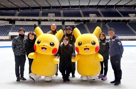 スケート教室に参加した伊藤みどりさん（中央手前）、本田武史さん（左端）、高橋成美さん（右から２人目）ら＝１４日、国立代々木競技場