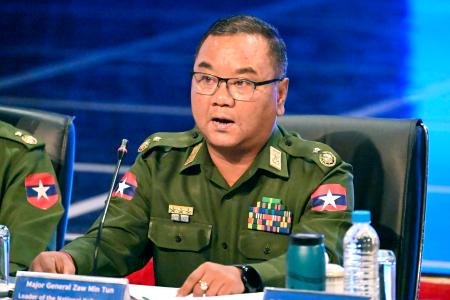 １４日、ミャンマー最大都市ヤンゴンで記者会見する軍事政権のゾーミントゥン報道官（共同）