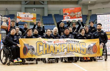 ３連覇したブリッツの選手たち＝千葉ポートアリーナ