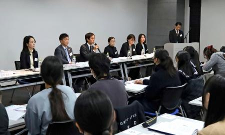 福岡市で開かれた、刑事司法の実務家が中高生に仕事の魅力を語るセミナー＝１４日午後