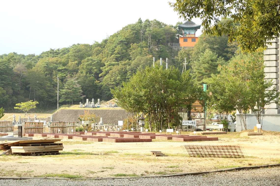高麗寺国際霊園の土葬墓地。木々に囲まれてイスラム教徒が眠る＝１０月中旬、京都府南山城村童仙房