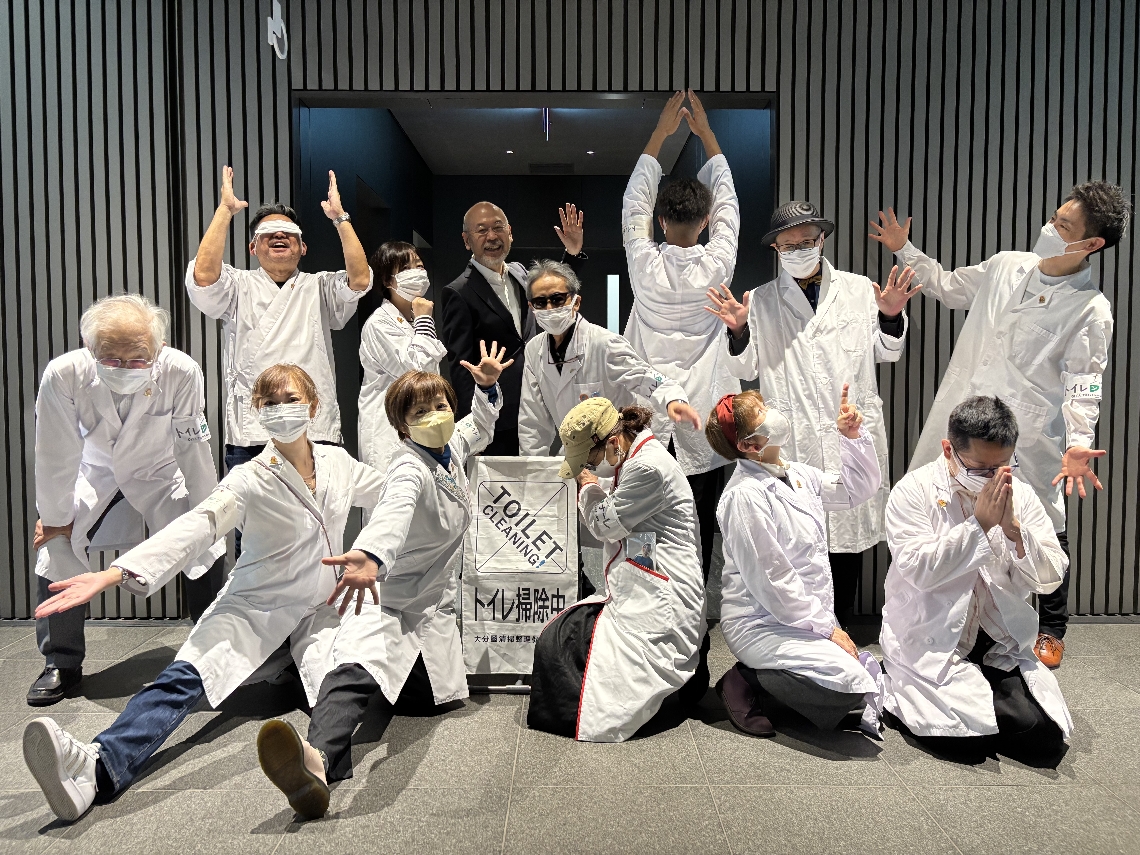 おどけた表情で記念撮影＝大阪市の大阪中之島美術館