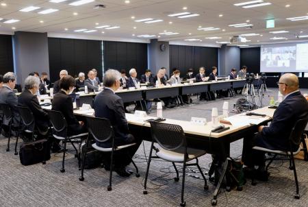 身寄りのない高齢者の支援強化に関する報告書をまとめた厚労省の社会保障審議会部会＝１５日午前、東京都千代田区