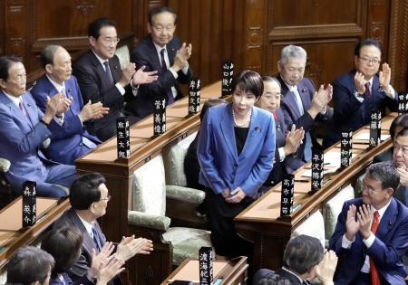 衆院本会議で第１０４代首相に指名され、起立する自民党の高市早苗総裁。憲政史上初となる女性首相が誕生した＝１０月