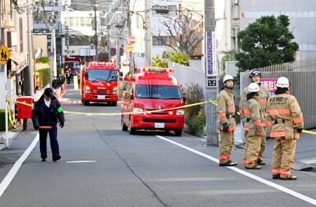 現場のサウナ店周辺に駆けつけた消防隊員ら＝１５日午後１時４０分ごろ、東京都港区