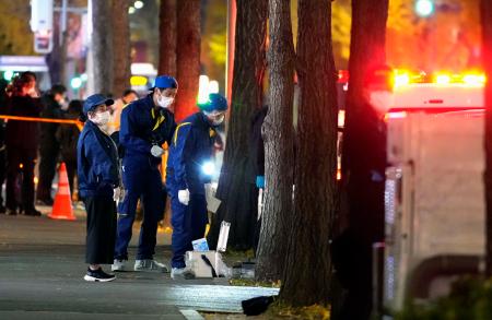 事件のあった現場付近を調べる警察官＝１５日午後７時２５分、福岡市博多区