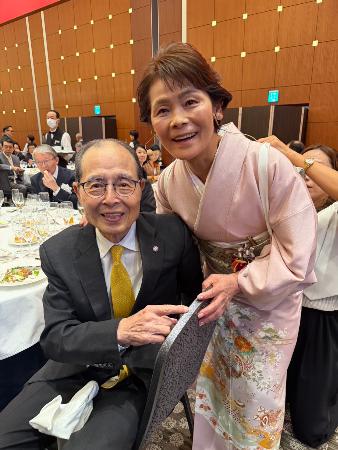 宇津木妙子さん（右）の旭日小綬章受章などを祝う会に参加した王貞治さん＝９日、東京都内（球心会提供）