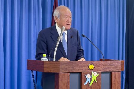 記者会見する自民党の鈴木幹事長＝１６日午前、東京・永田町の党本部