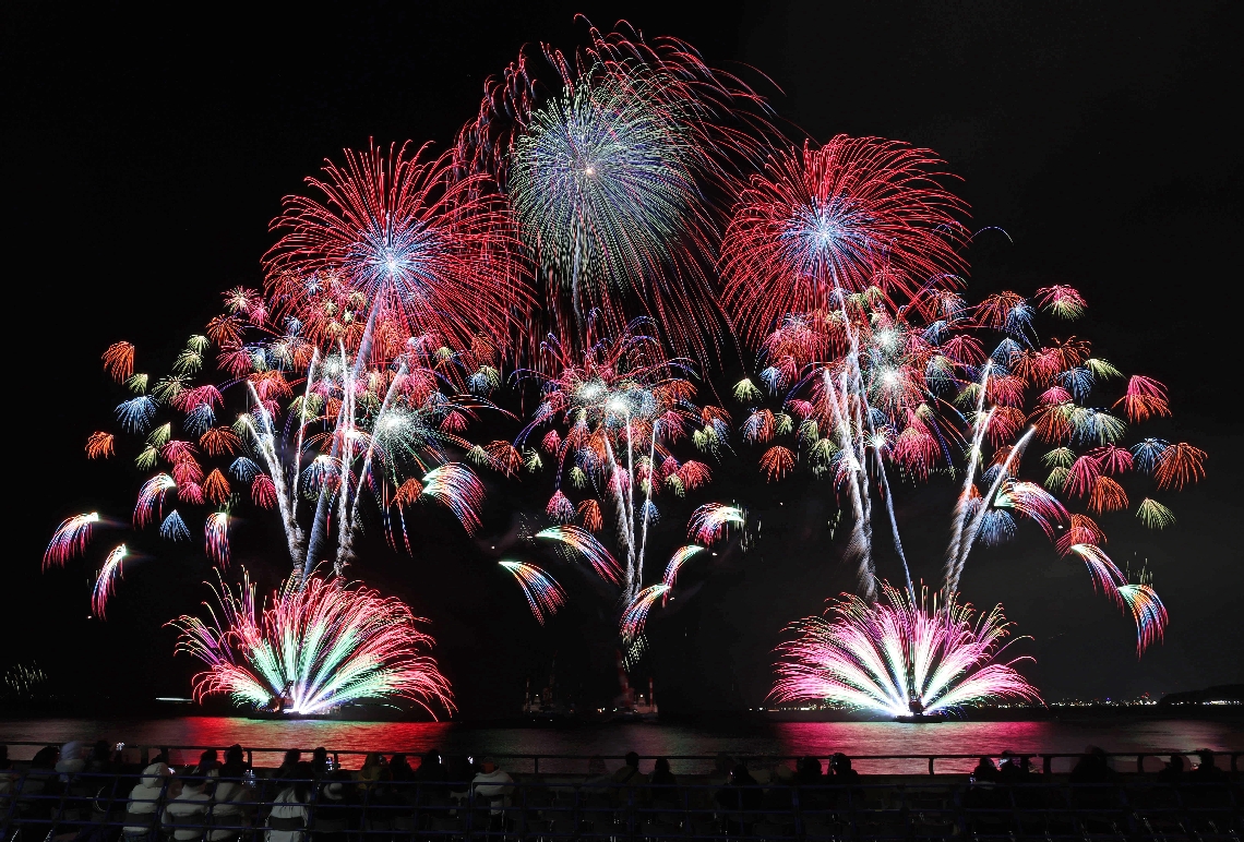 昨年のべっぷクリスマスファンタジア。今年は８８８８発の花火を打ち上げる＝２０２４年１２月２１日