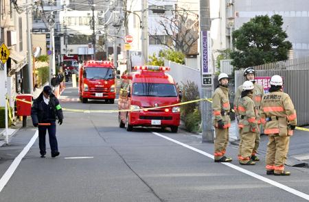 １５日、火災のあった個室サウナ店周辺に駆けつけた消防隊員ら＝東京都港区