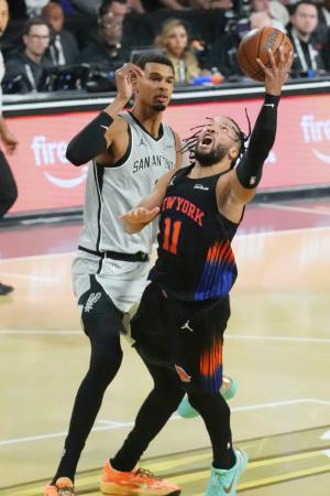 スパーズとのＮＢＡカップ決勝でシュートを放つニックスのブランソン（右）＝ラスベガス（イマジンイメージズ・ロイター＝共同）