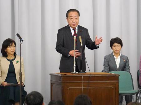 党会合であいさつする立憲民主党の野田代表（中央）＝１７日午後、国会