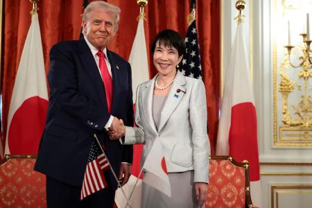 １０月、会談後に握手する高市首相（右）とトランプ米大統領＝東京・元赤坂の迎賓館（ロイター＝共同）