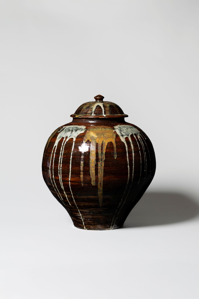 日本民芸館賞を受賞した「飴釉打掛二斗五升壺」（日本民芸館提供）