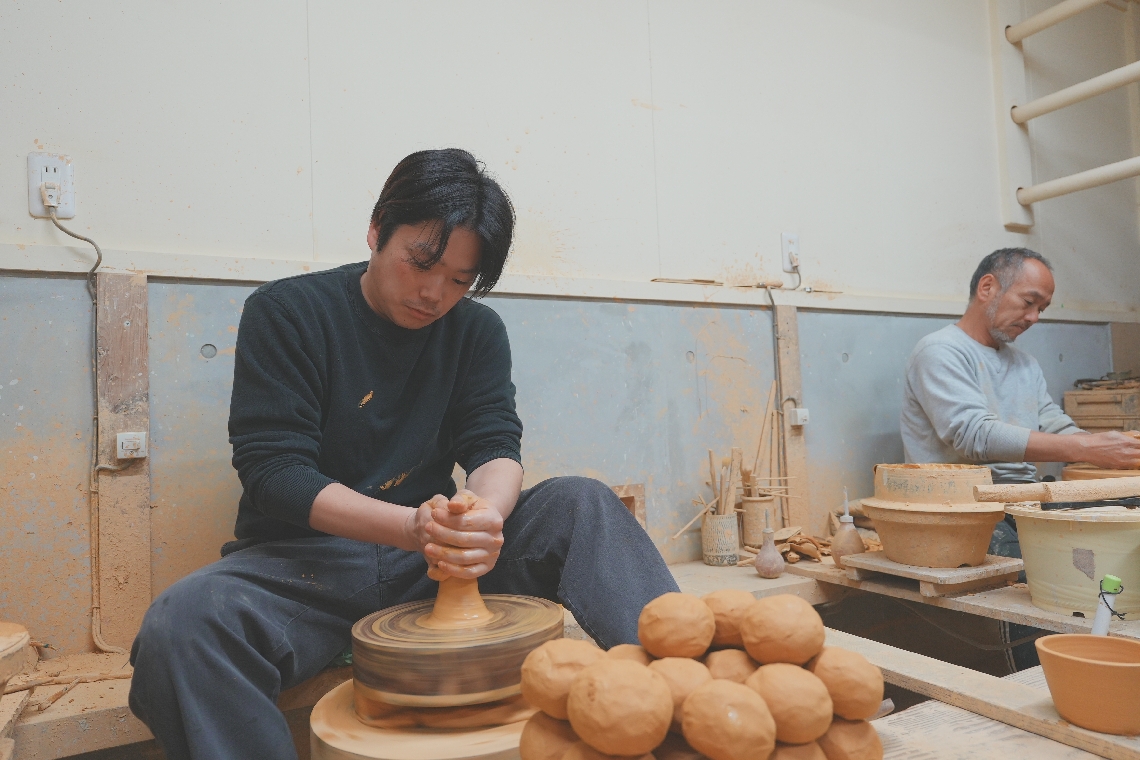 「日本民芸館賞」を受賞した坂本拓磨さん（左）。父浩二さん（右）と親子２代での快挙となった