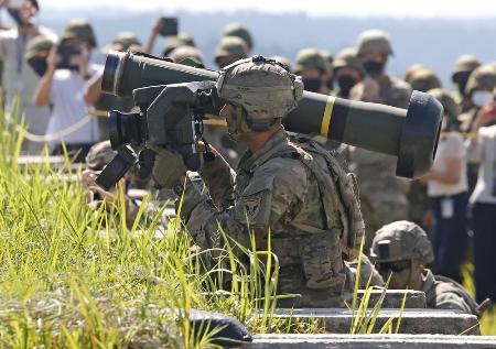 「ジャベリン」の実弾射撃に臨む米陸軍の兵士＝２０２２年８月、熊本県山都町