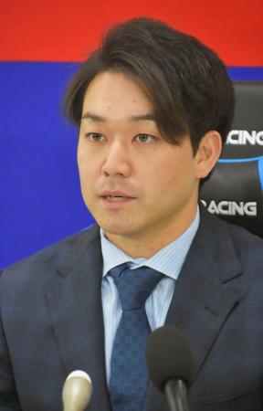 契約を更改し、記者会見する中日・山本＝１８日、ナゴヤ球場