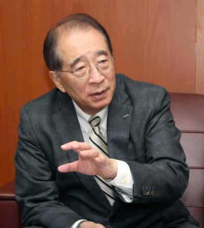 インタビューに答える大阪商工会議所の鳥井信吾会頭