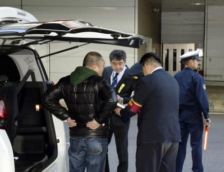羽田空港で白タクの取り締まりを行う警視庁の警察官ら＝２０１７年１２月