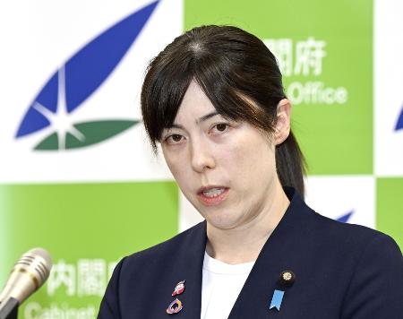 １１月、閣議後に記者会見する小野田紀美経済安保相＝東京・永田町