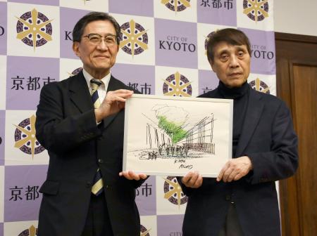 京都市に設置する図書施設「こども本の森」のデザイン案を手にする建築家の安藤忠雄さん（右）と松井孝治市長＝１９日午後、市役所