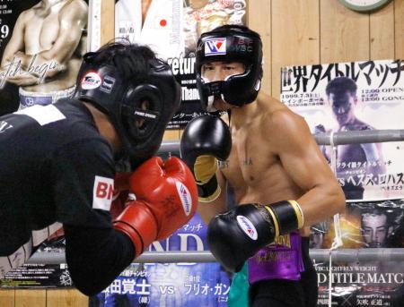 初の防衛戦へ向けた練習を公開した矢吹正道＝名古屋市