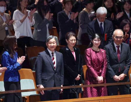 バレエ公演「くるみ割り人形」の会場に到着された天皇、皇后両陛下と愛子さま＝１９日夜、東京都渋谷区の新国立劇場（代表撮影）