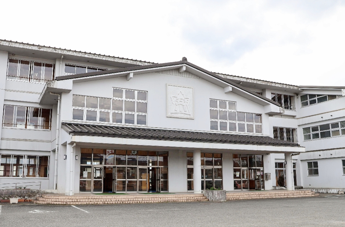 近隣の佐田、深見、津房３小学校と統廃合する方針が示された安心院小＝宇佐市安心院町木裳