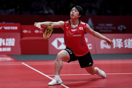 バドミントンのワールドツアー・ファイナル、１次リーグで安洗塋と対戦する山口茜＝１９日、杭州（ゲッティ＝共同）