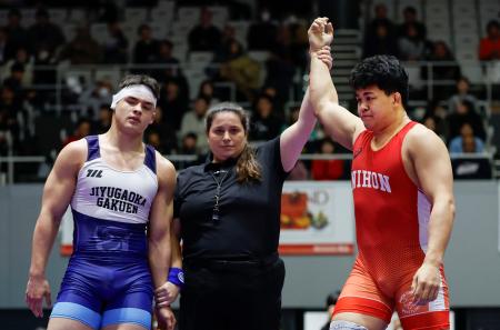 男子フリー９７キロ級でリボウィッツ和青（左）を破り、優勝した吉田アラシ＝駒沢体育館