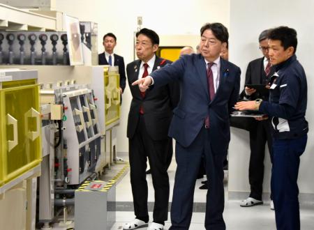 半導体の開発施設を視察する林総務相（手前左）＝２１日、福岡県糸島市