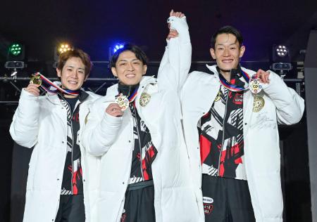 第４０回グランプリで８年ぶり２度目の優勝を果たした桐生順平。左は２着の関浩哉、右は３着の茅原悠紀＝ボートレース住之江