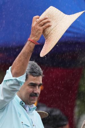 ベネズエラ首都カラカスで演説するマドゥロ大統領＝１０日（ＡＰ＝共同）