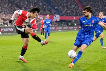 トウェンテ戦で攻め込むフェイエノールトの上田（左）＝ロッテルダム（共同）