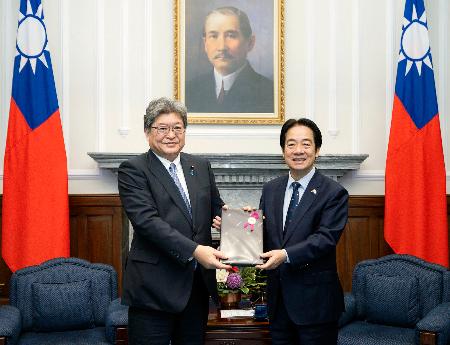 会談した台湾の頼清徳総統（右）と自民党の萩生田光一幹事長代行＝２２日、台北市（総統府提供・共同）