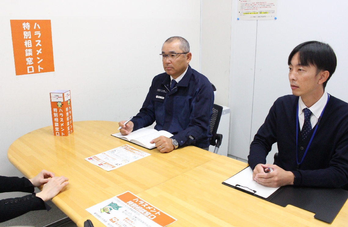 大分労働局に設けた「ハラスメント特別相談窓口」。職員が相談に応じる＝大分市東春日町