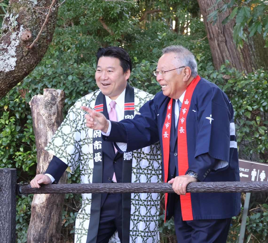 金鱗湖で談笑する相馬尊重市長（右）と長野恭紘市長